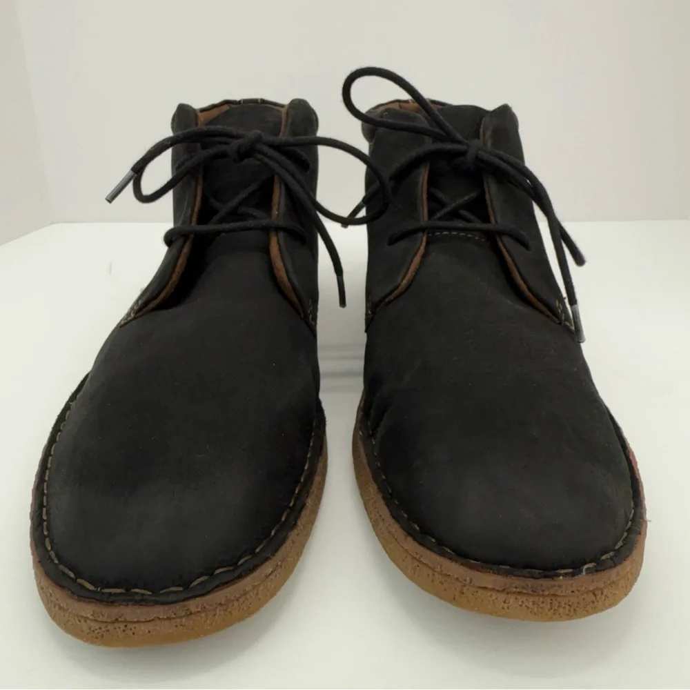 Born size 11.5 Men’s Black Leather Lace Up Ankle Chukka Boots